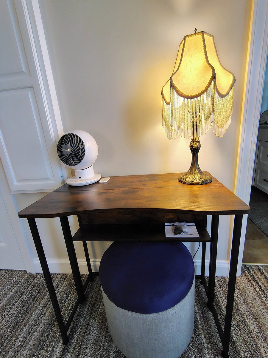 PARKVIEW-Work area desk can be folded down to take up less space
