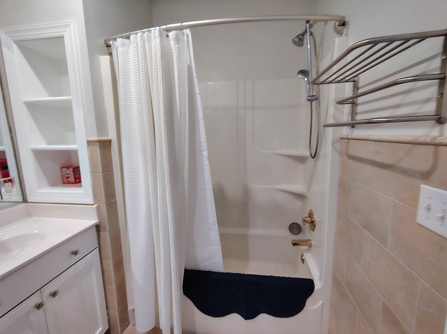PIEDMONT--shower-tub combo with shower wand