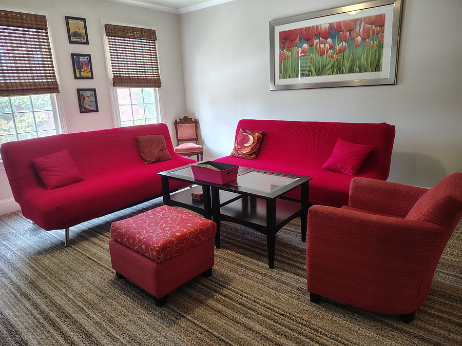 living room has plenty of seating