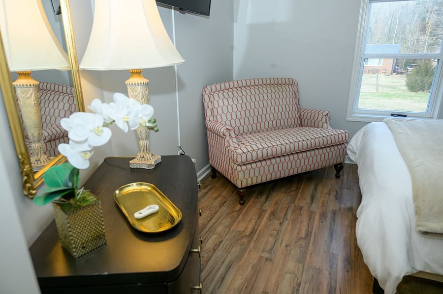 Unpack and settle in, plenty of storage. Soft lamp lighting as well as ceiling fans with lights in each bedroom.