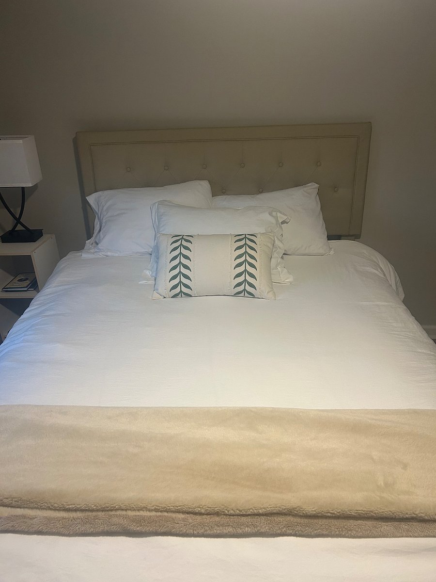 Cozy linens and comforter on this queen bed. Extra pillows too!