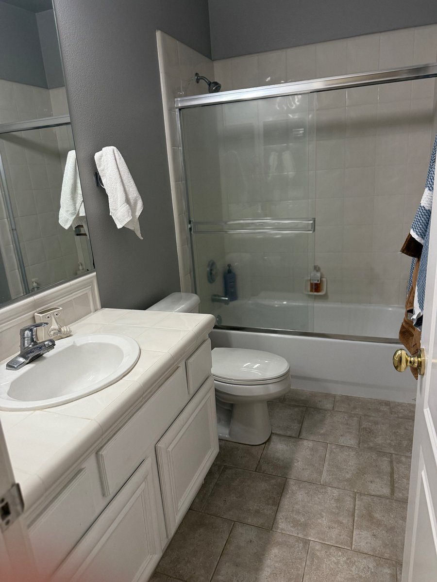 2nd floor Bathroom