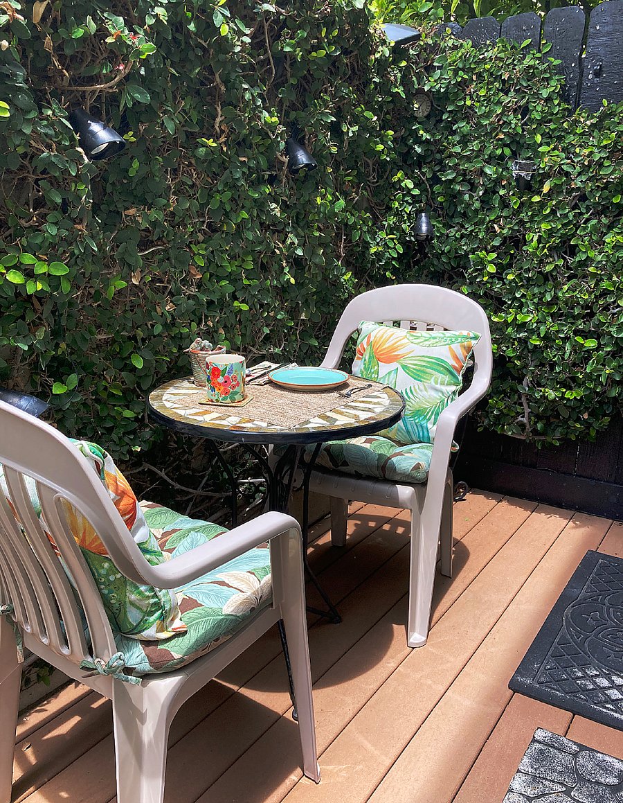Sideyard deck table & chairs set up.