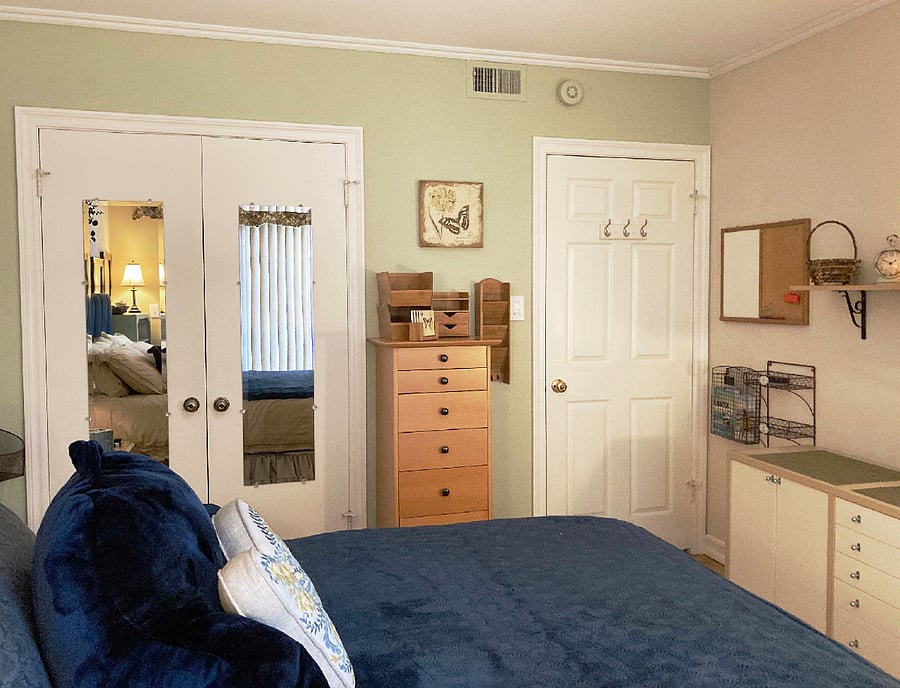 Mirrored closet doors, 7-drawer vertical dresser w/ bamboo organizers, smoke alarm.