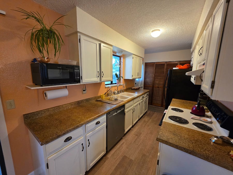Galley kitchen, dishwasher, fully equipped