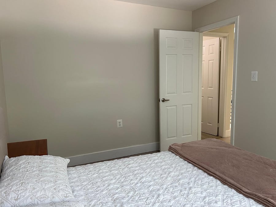 Spacious 2nd Room / 127 SF / Full Bed