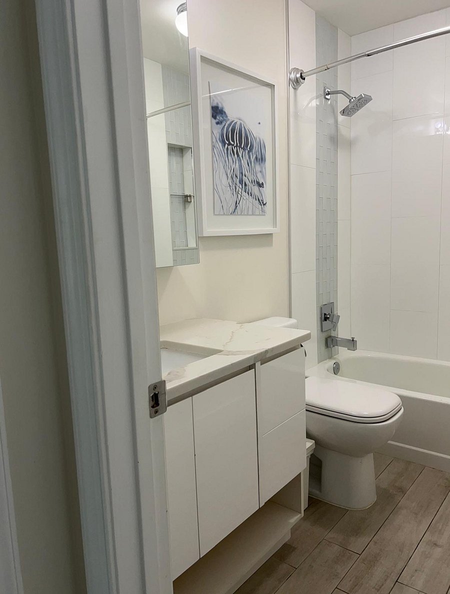 Shared bathroom for rooms 2 and 3