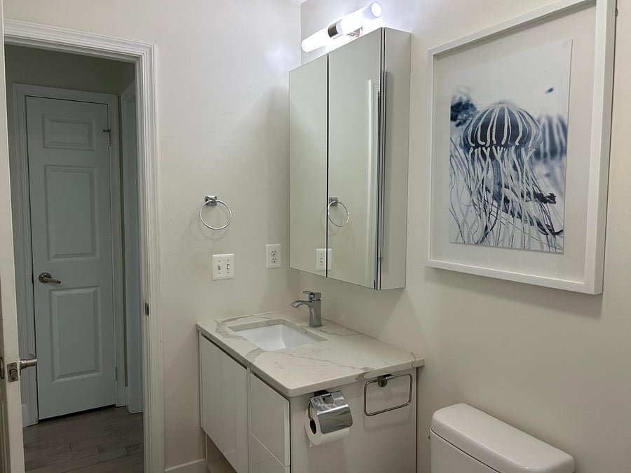 Shared bathroom for rooms 2 and 3