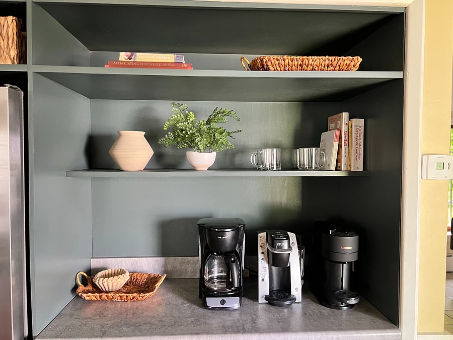 Coffee bar with multiple coffee machine options