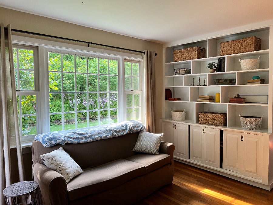 Main living area with TV, fire place and seating for 10