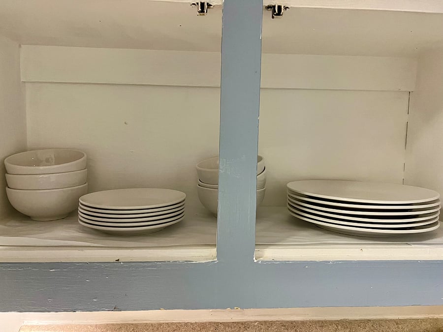 Plates, glasses, silverware provider