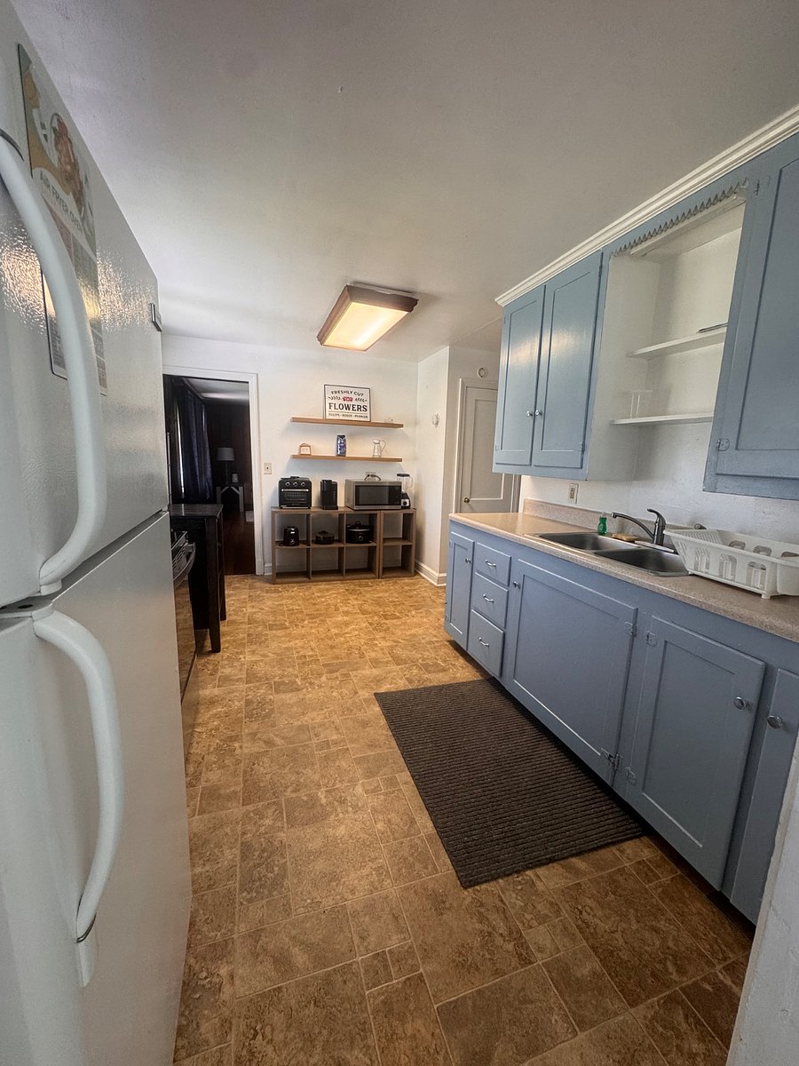 Full kitchen acess with full sized refrigerator, oven, stovetop.