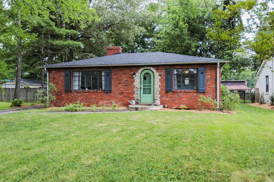 Super quiet street in a quaint neighborhood very near downtown New Albany and only 10 minutes to downtown Louisville!