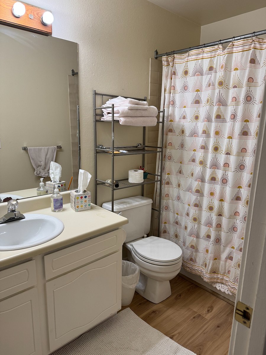 Full bath off of the entrance hallway