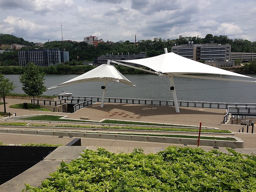 In front of the apartment, there is a walking/bike path along the riverfront, perfect for an early morning run or a lunchtime picnic along the water!