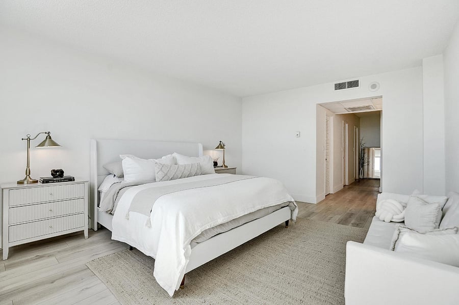 Main Bedroom with 2 walk-in closets and Bathroom in suit
