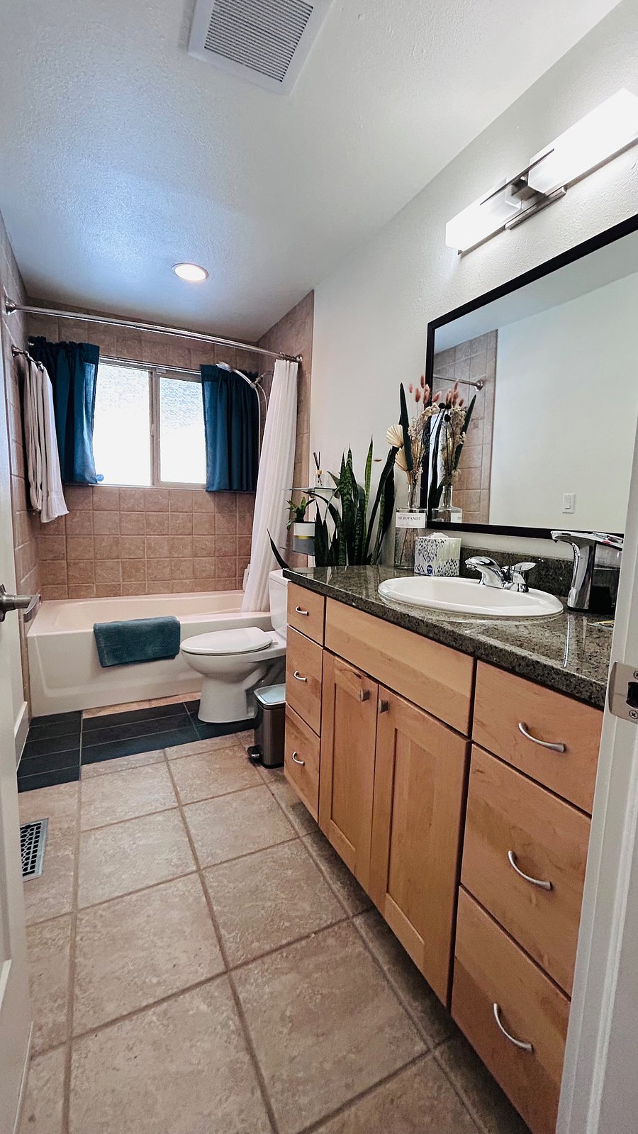 Second/guest bathroom with tub-shower combo