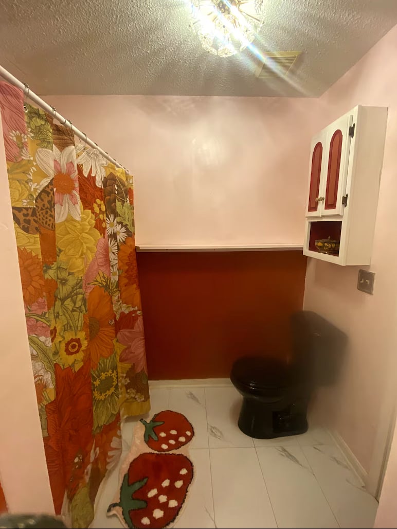 Downstairs Bathroom (private bath)
