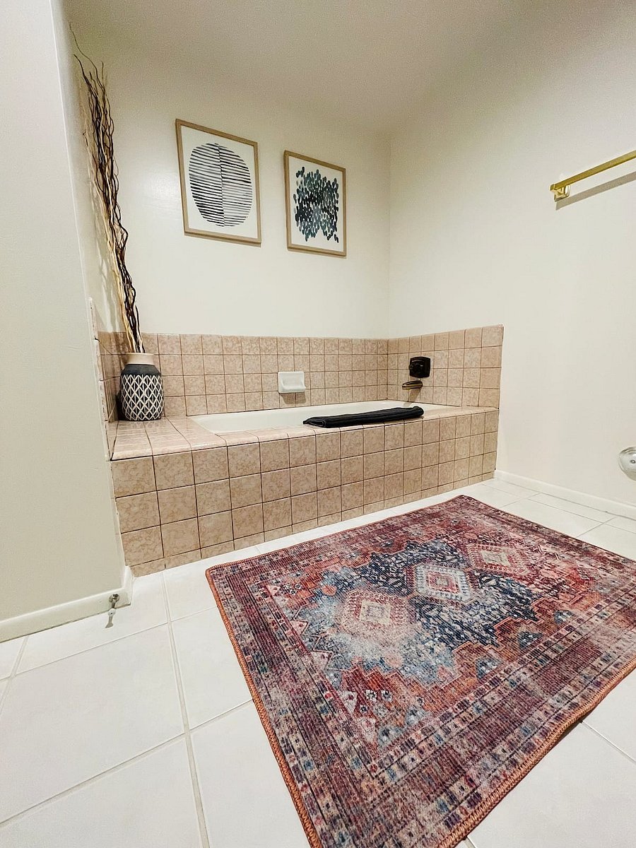 Private master bath with separate shower and bathtub