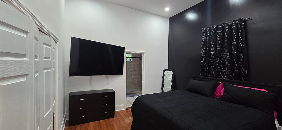 Main bedroom King en suite with huge walk-in closet.