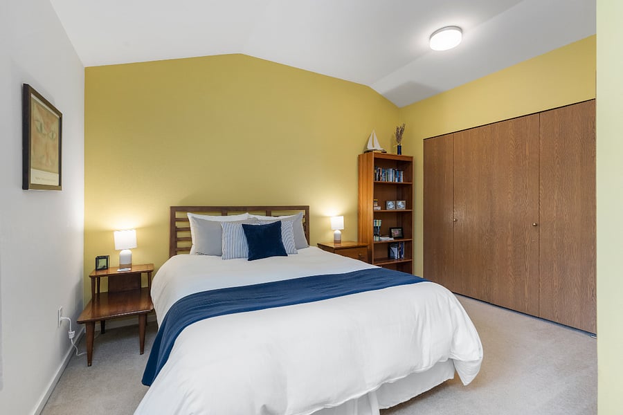 Woods view room with Queen size bed