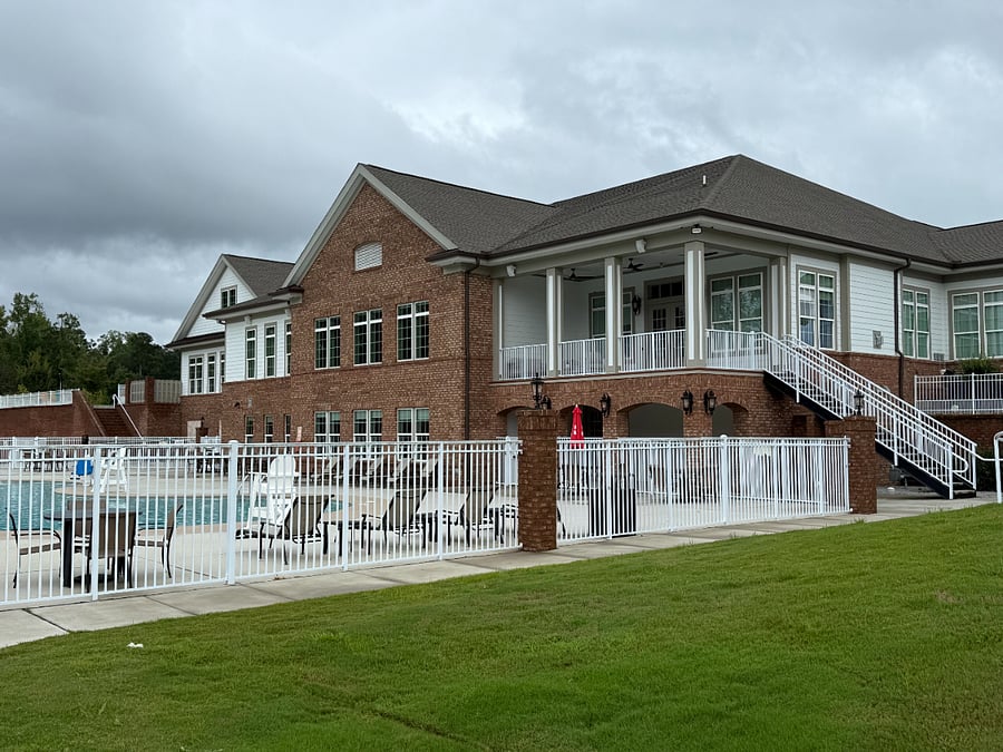 Neighborhood Amenity: Outdor pool
