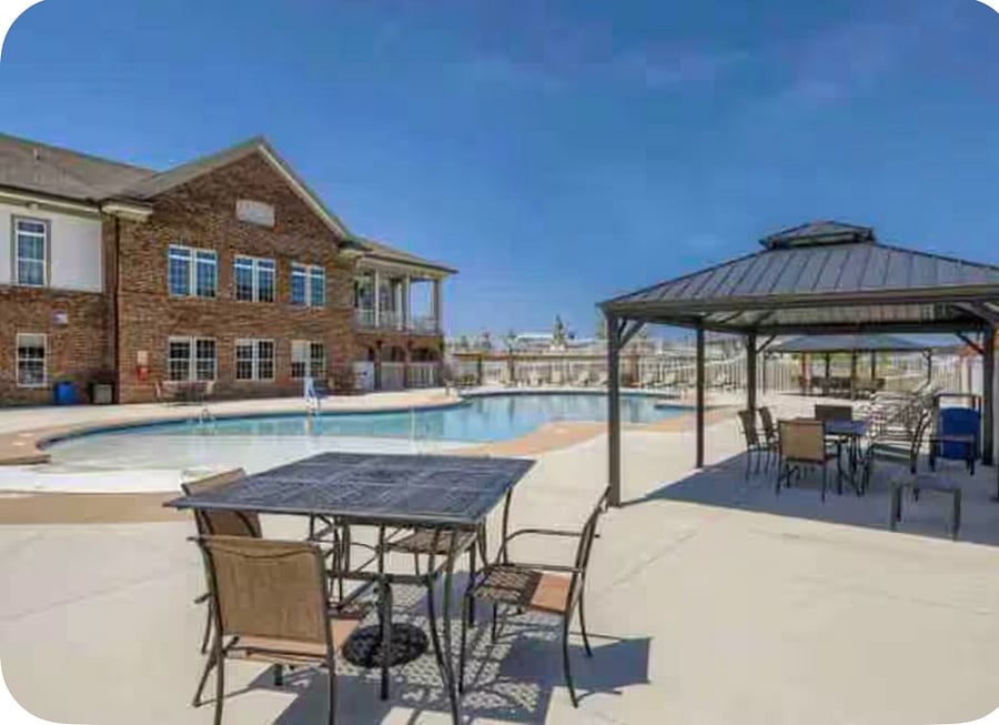 Neighborhood Amenity: Outdoor pool