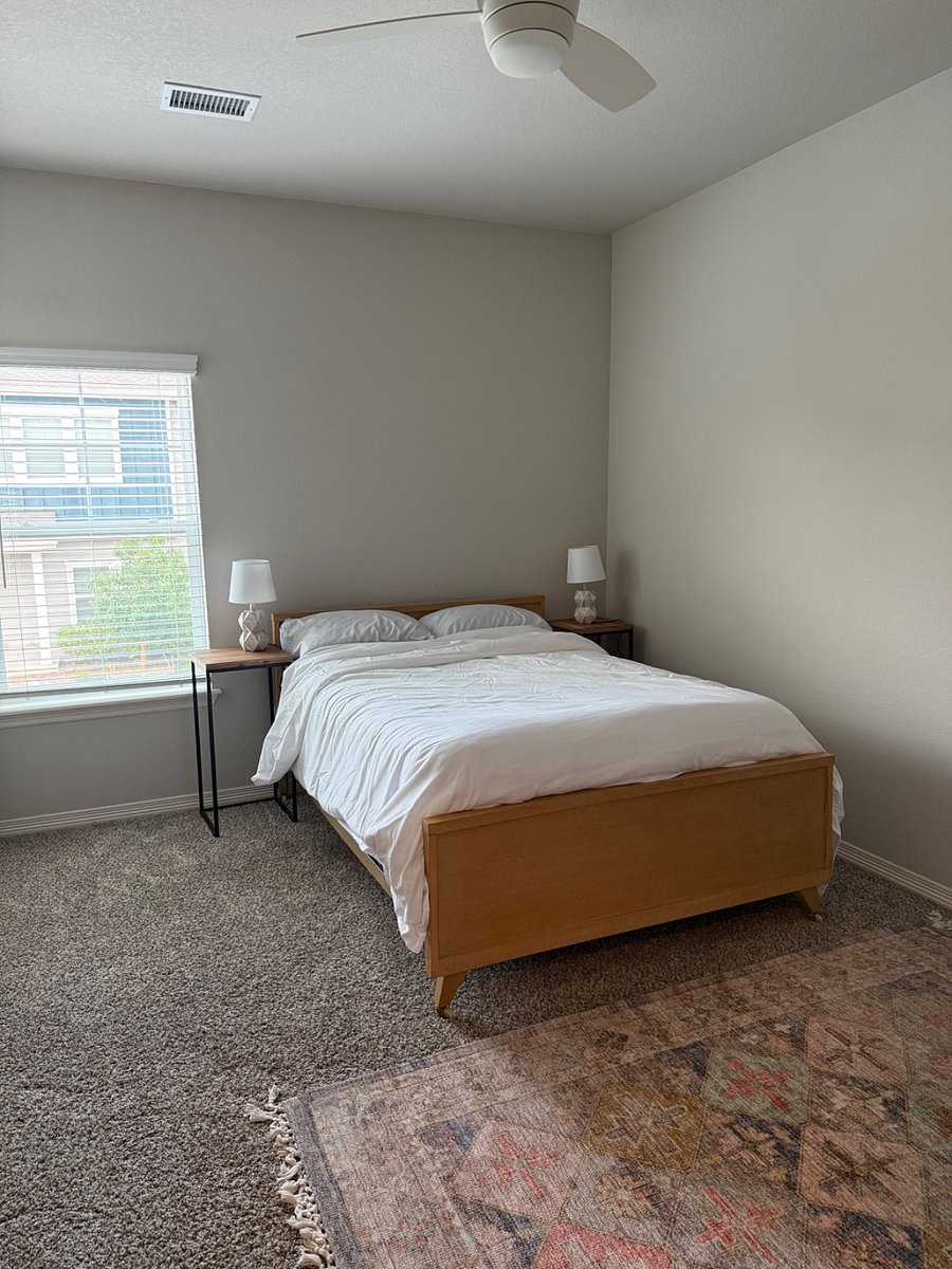 Bedroom- Full Bed and Desk