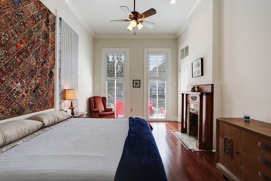 Nice natural light from front floor to ceiling windows.