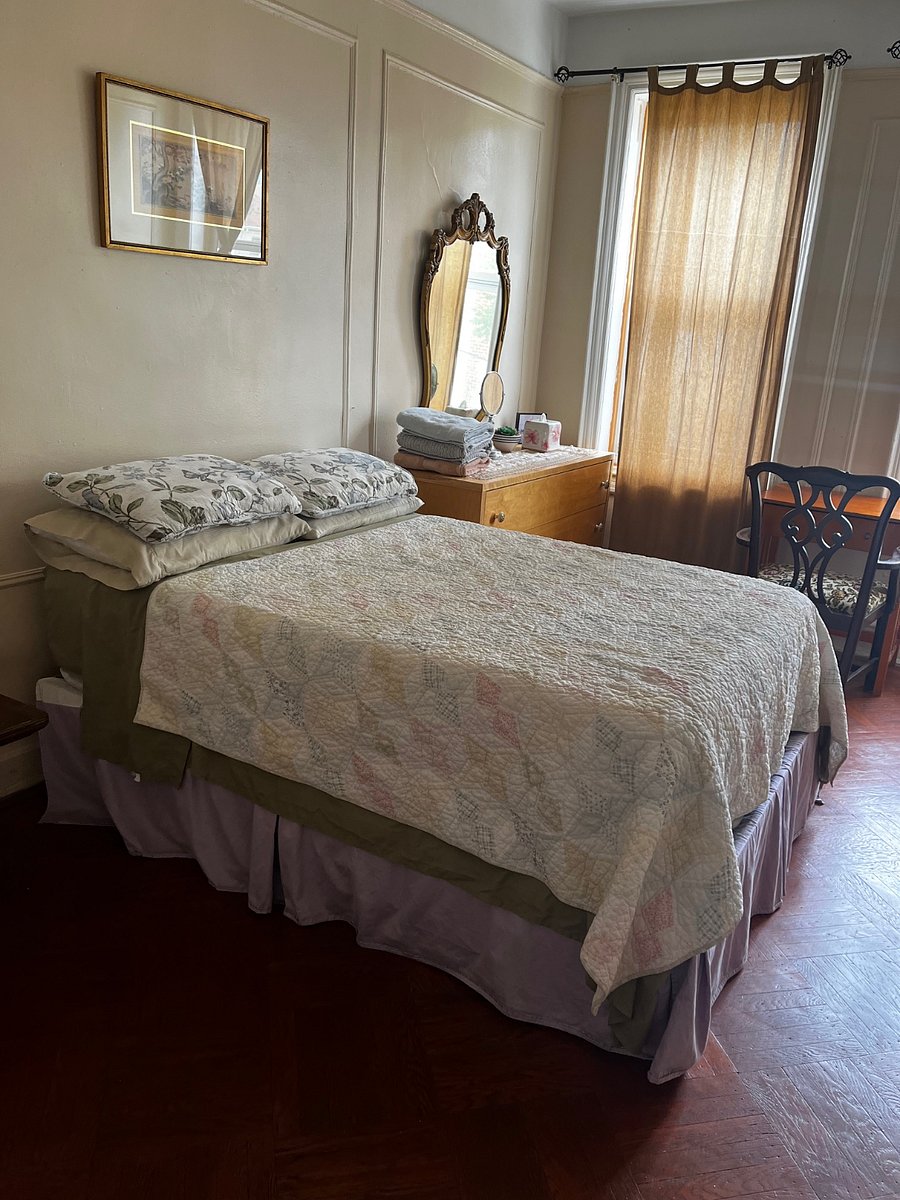 full bed, desk and closet in room