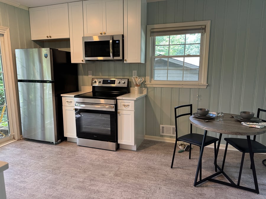 Full size appliances and quartz countertops