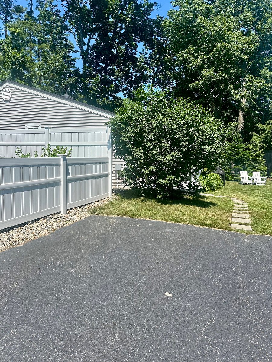 Cottage driveway - ample parking onsite
