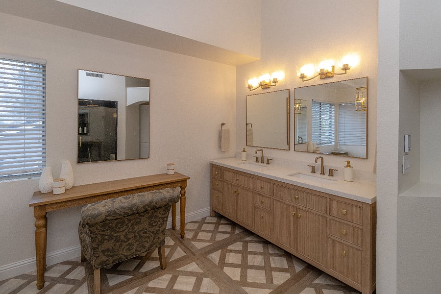 Presidential Bathroom:
We love the vanity in here and all the light that Mary Todd would have wanted. The Thermo Tub keeps hot water hot for 30 minutes. Marble surrounds....Bath amenities in the closet: Hairdryer, bathmats, plush bath towels, bath salts, shampoo, conditioner, French Soap and slippers.