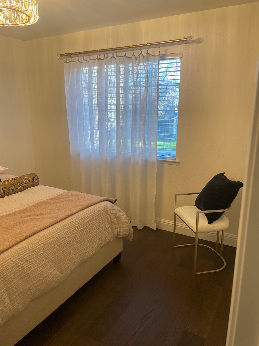 The Ralph Lauren Room
Across from the hall bathroom.
We have a "pillow closet" for those who need firm/soft, hypoallergenic, and decorative pillows. (you select)