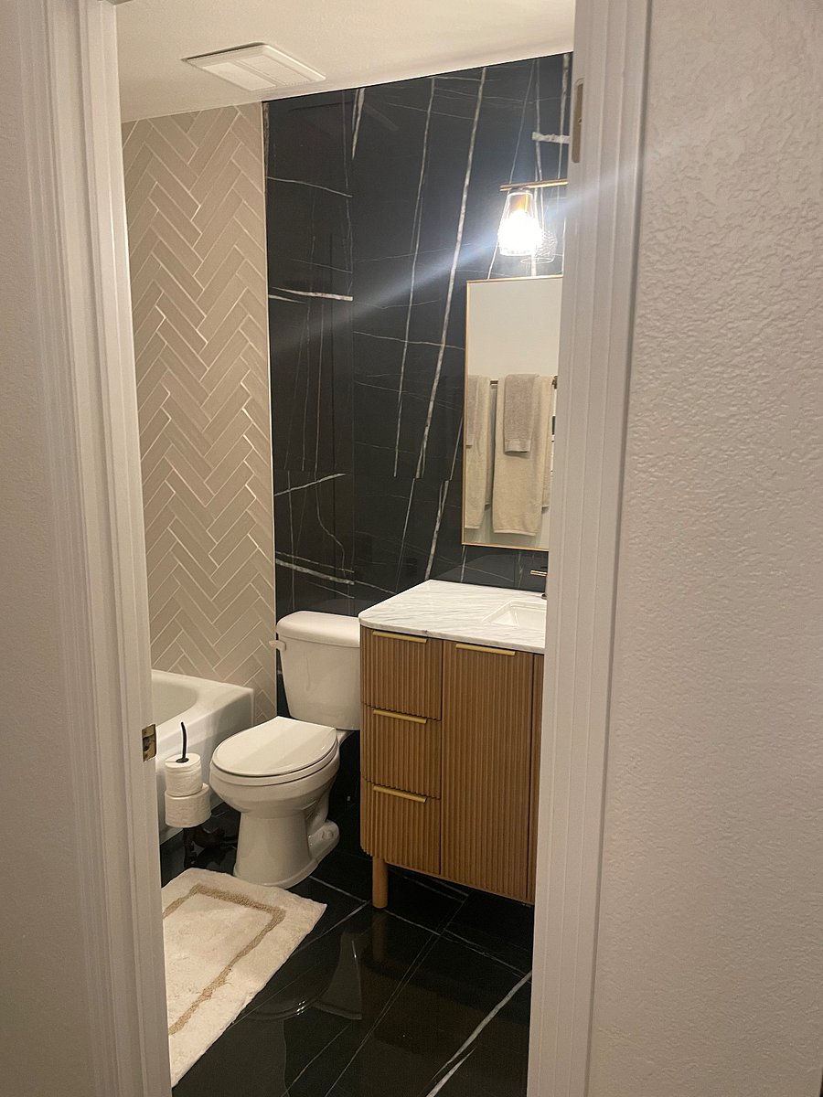 The Upstairs hall Bathroom