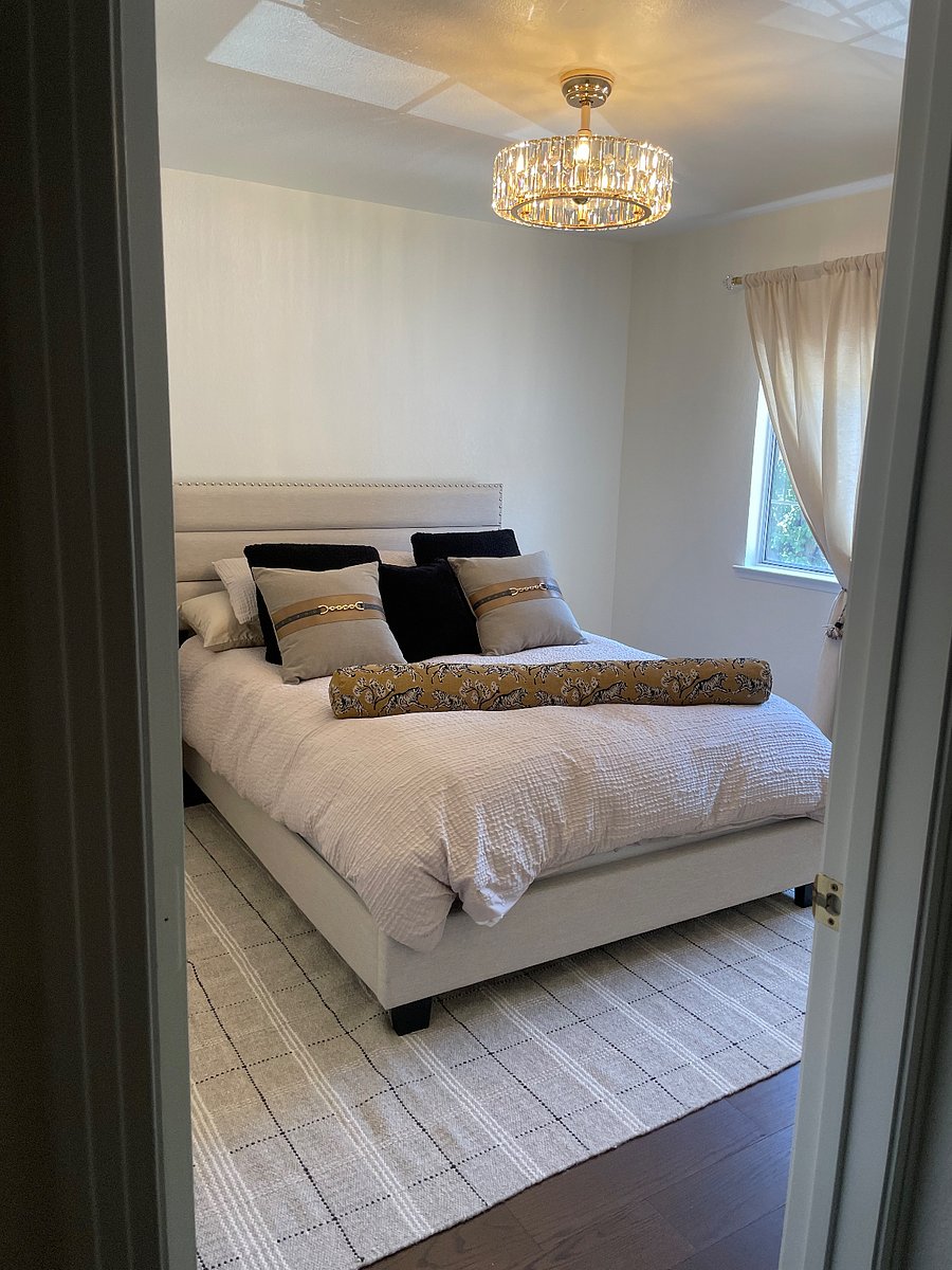 The Ralph Lauren Room - Inspired from the RL Building off of Michigan Ave. in Chicago. This room is directly across from the upstairs full bathroom. The Nightstand serves as a cordless phone charger. You will find Ample Closet Space. Black out Blinds make daytime sleeping convenient.