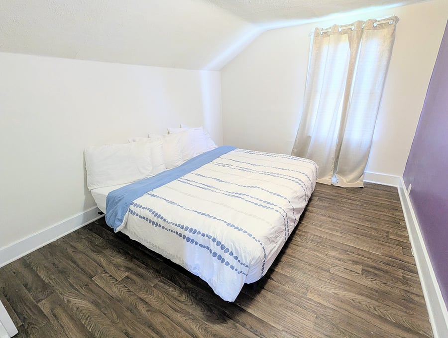 Bedroom #2
Split King Bed (or convert to two twin beds)