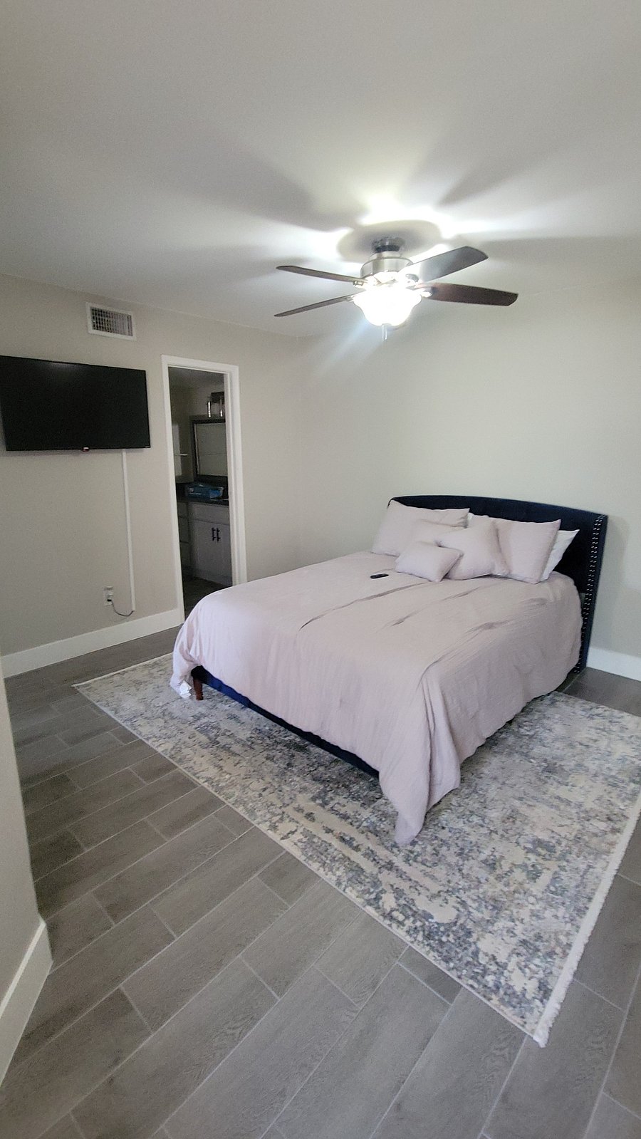 2nd Bedroom - Queen Bed with wall mounted Smart TV