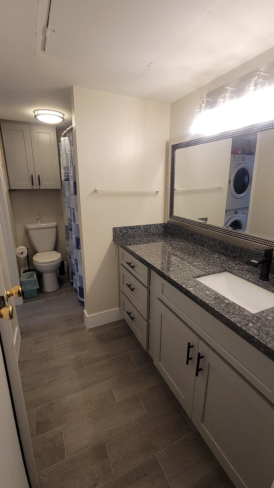 Full view of in-suite 2nd bathroom