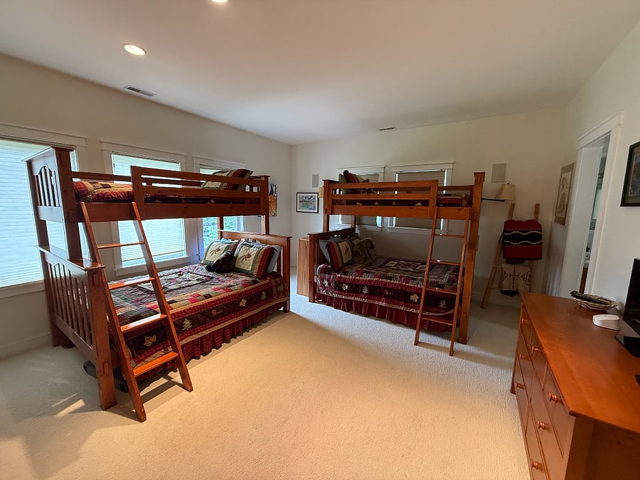 Kid Bedroom 4 with 2 double beds and 2 twin beds.