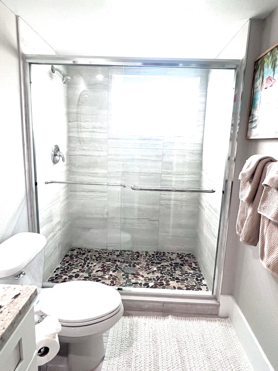 Guest bath showerFully equipped Kitchen 