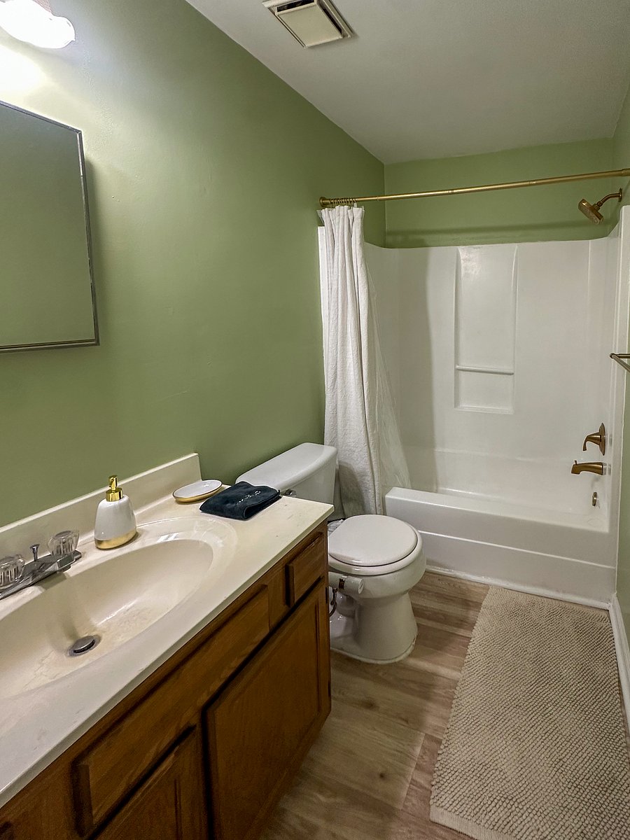  Bathroom

Fresh towels, modern fixtures, and a relaxing space to unwind.