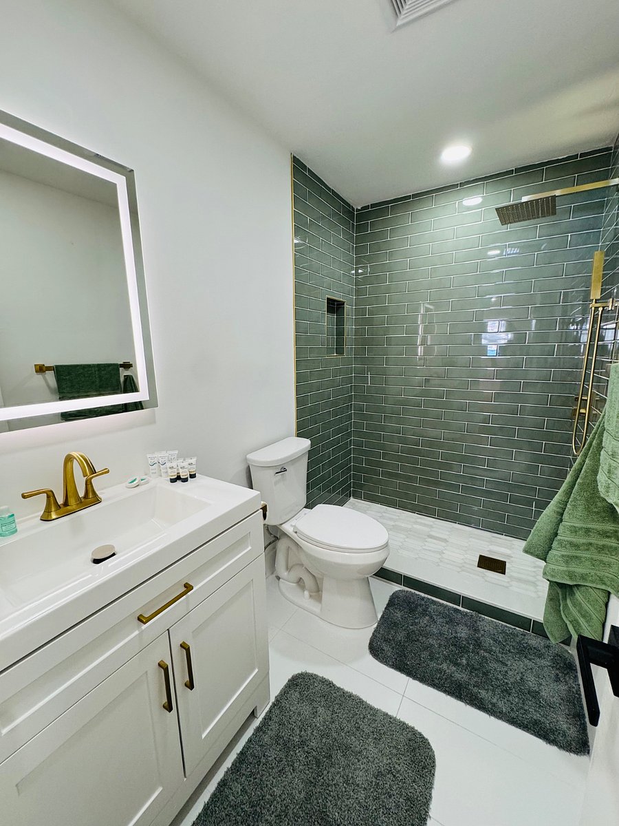 The second bathroom offers luxurious touches and modern finishes, providing comfort and elegance for guests.
