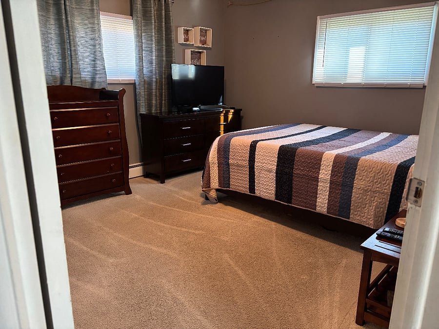 Bedroom 1- Queen bed located on first floor