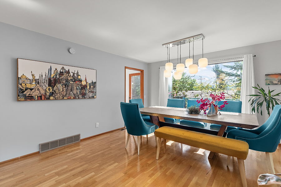 dining table easily seats 8-10 guest