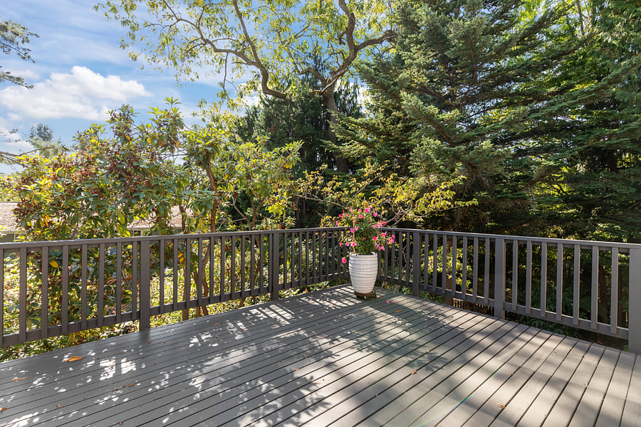 large deck - gets sun all day!