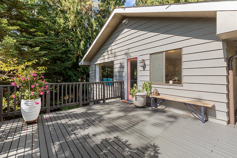 large deck - gets sun all day!