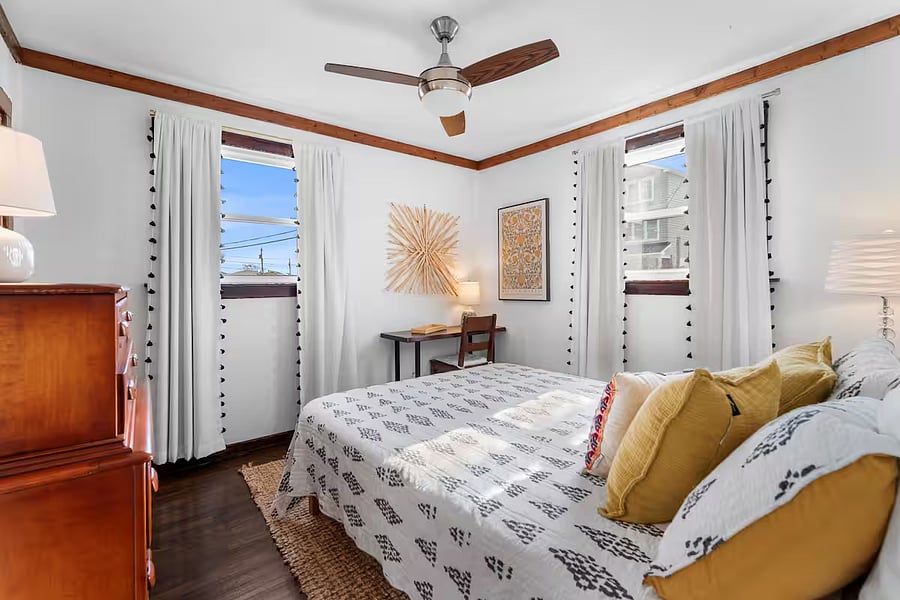 Bedroom 1, Queen Bed