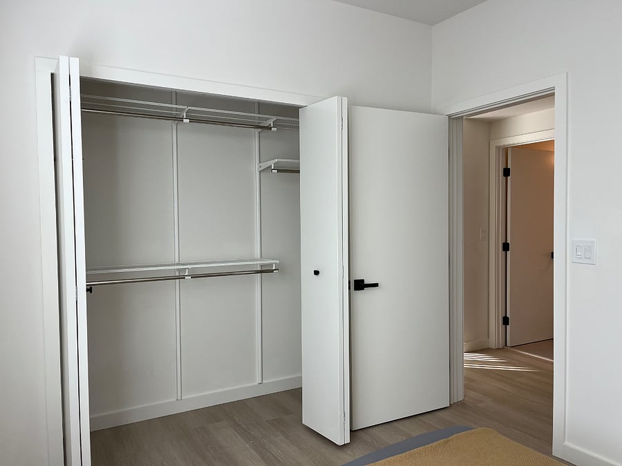 Bedroom 2: view of large closet in the bedroom with a Full size bed