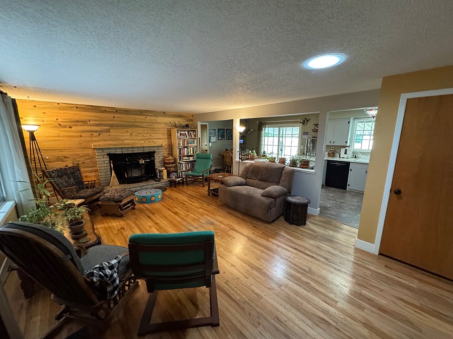 Shared living room area. No television here. Great for relaxing and reading.